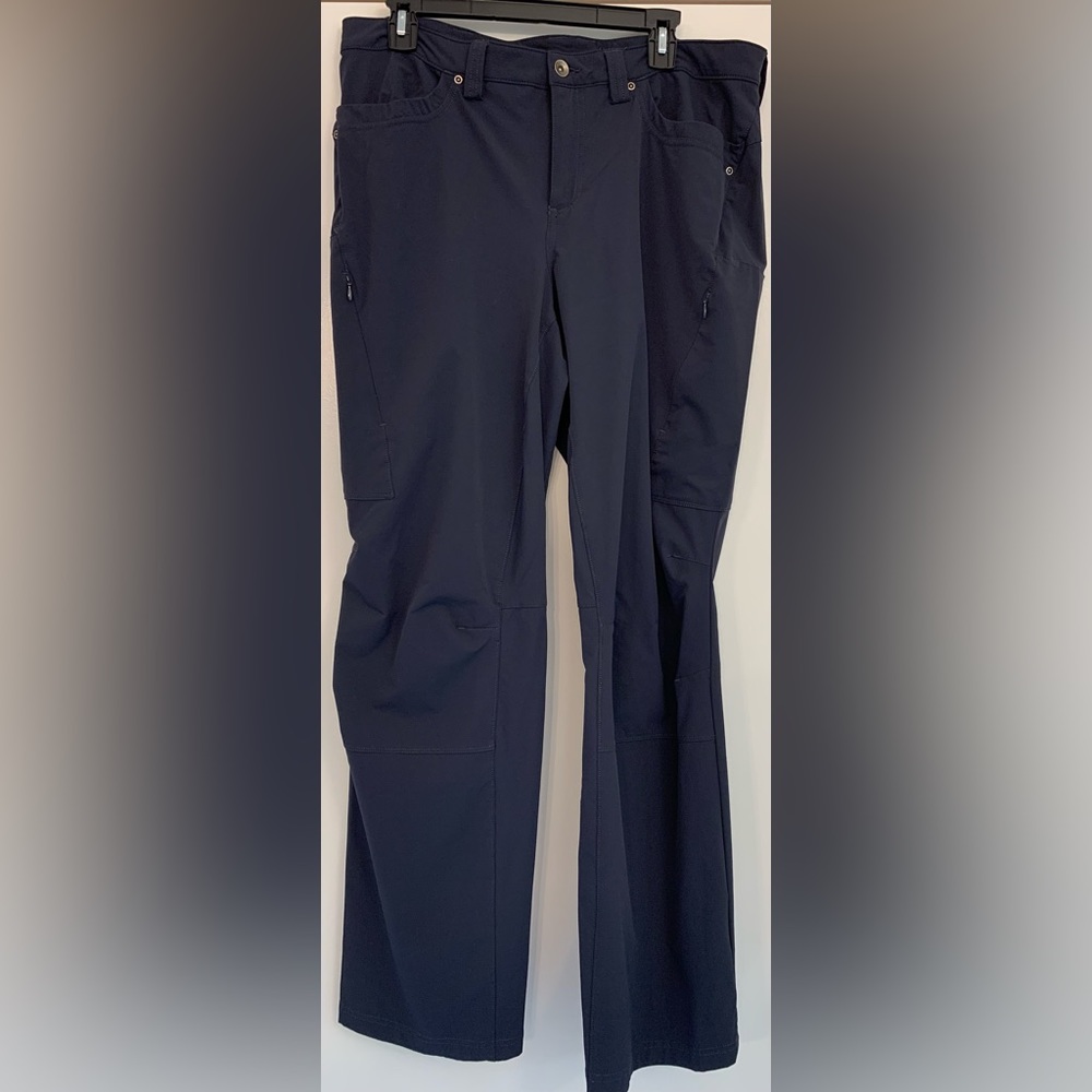 Duluth Flexpedition cargo pants; Belt loops; 2 front pockets; 2 rear pockets;